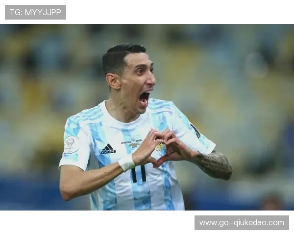 梅西替补席凝视美洲杯奖杯，赛后与迪马利亚相拥落泪